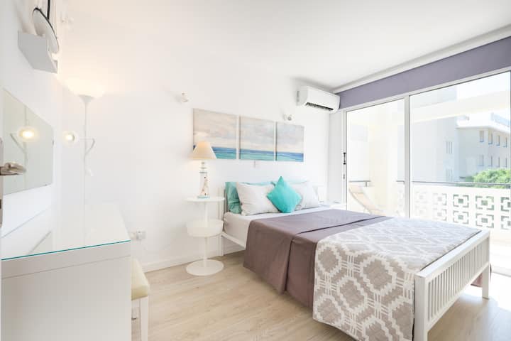 海上双人卧室，海景和灯塔风格装饰。 设有露台入口、大衣柜、床头柜、也可用作办公桌的化妆台。（ 2021年）