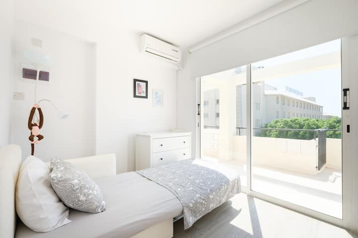 单人卧室配有舒适的扶手椅，您可以在聚光灯下阅读书籍，同时从大玻璃门欣赏美景。 也可以将它变成一张可供第6人使用的床。 所有卧室均装有空调。（ 2021年）