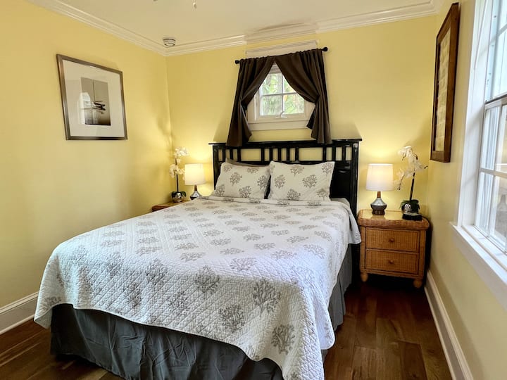 تقع غرفة النوم التي تحتوي على سرير كبير في الجزء الخلفي من الكوخ للنوم الهادئ.