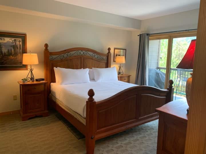 ห้องนอนหลักมีเตียงขนาดคิงไซส์