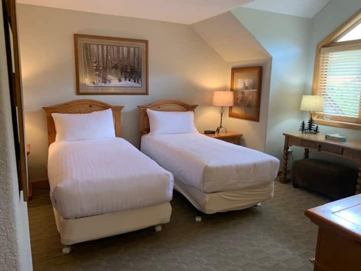 ห้องนอนชั้นสอง #4 (สองฝาแฝด)