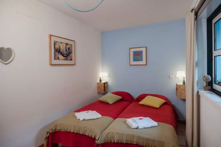 De 'Open haard' -kamer, kleiner en met uitzicht op de patio van het huis.