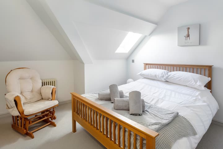 El dormitorio doble en el piso superior de la casa de la memoria es acogedor y está decorado contemporáneamente