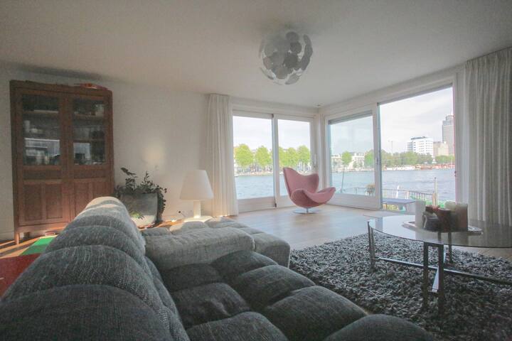 Beautiful Houseboat gallery image 2