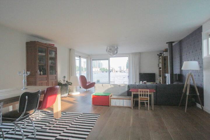 Beautiful Houseboat gallery image 5