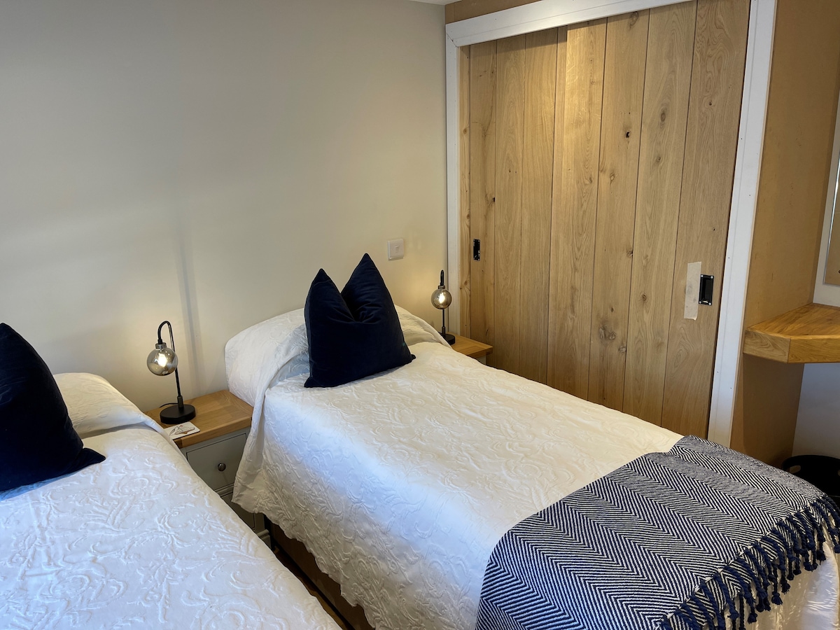 Spálňa 2 s šatníkom a posuvnými dverami 