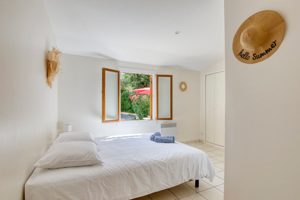 غرفة جانبية لوقوف السيارات، سرير بحجم كوين، مصاريع، كرسي واحد، طاولتان بجانب السرير، مصباحان، سرير مظلة واحد، مقبس متعدد + يو إس بي (صورة يونيو 2023)