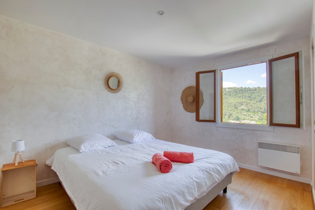 غرفة نوم رئيسية بسرير بمقاس كينج مع غرفة استحمام داخلية - مصاريع - طاولات بجانب السرير مع مصابيح - كرسي واحد - مقبس متعدد + يو إس بي (صورة يونيو 2023)