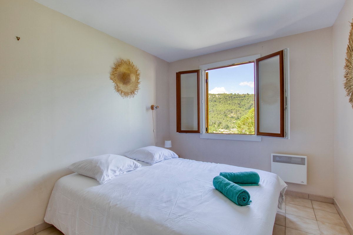 غرفة بإطلالة على الجبل مع سرير بحجم كبير ومصاريع وطاولتين بجانب السرير ومصباحين وكرسي واحد وقابس متعدد + يو إس بي (صورة يونيو 2023)