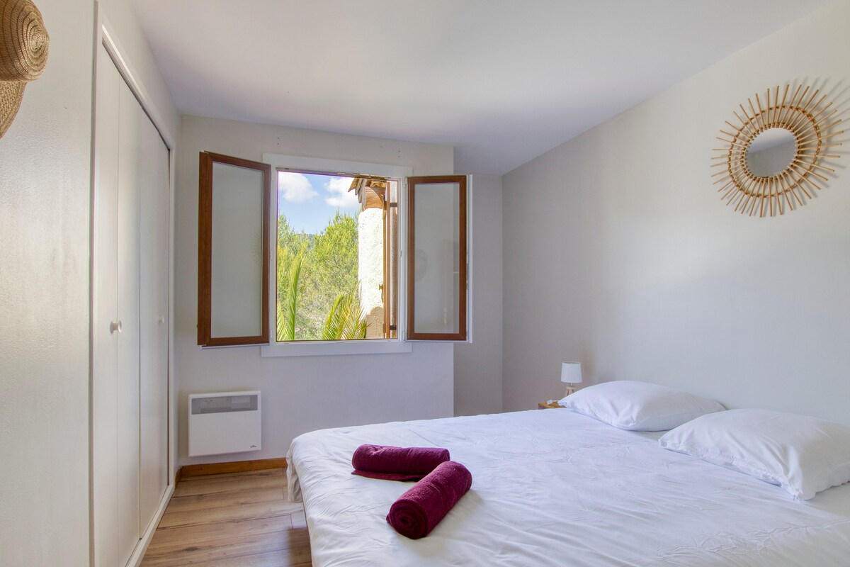 غرفة بإطلالة على الجبل، سرير بحجم كوين، مصاريع، كرسي واحد، مكتب واحد، طاولتان بجانب السرير، مصباحان، منافذ متعددة + يو إس بي (صورة يونيو 2023)