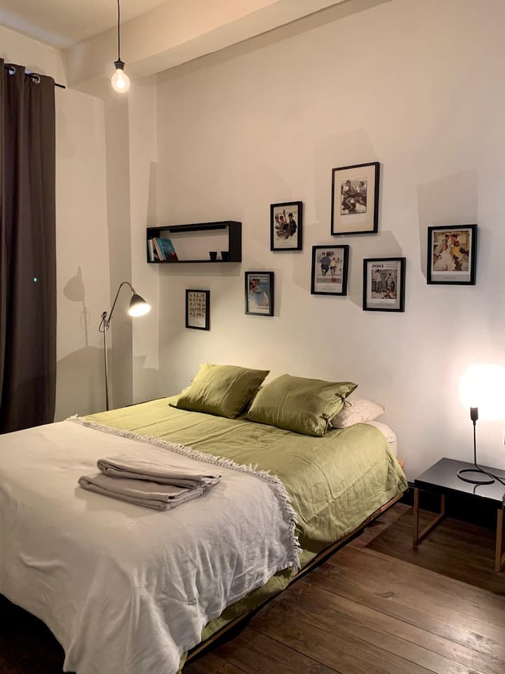 La habitación principal por la noche