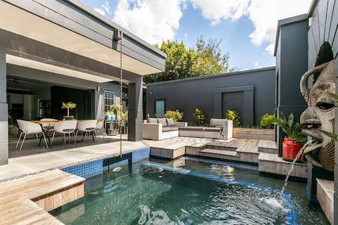 Modern open plan living - Gravity House