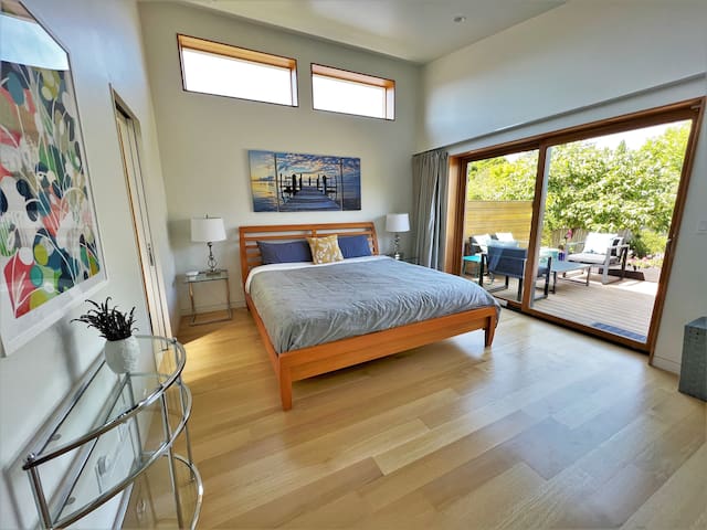 Goldfinch House – Scandinavian Modern Near Beaches gallery image 2