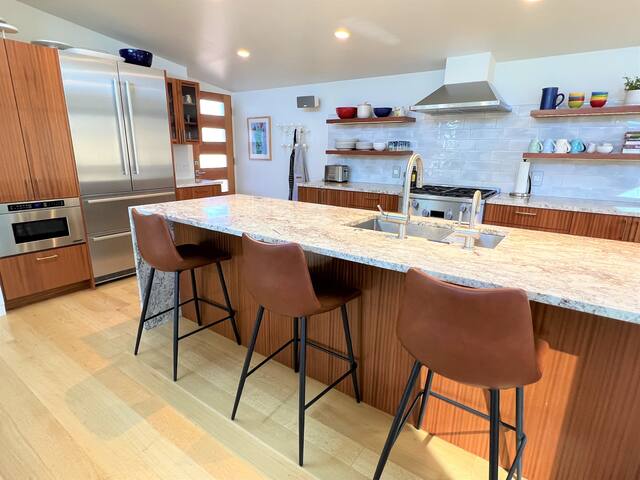 Goldfinch House – Scandinavian Modern Near Beaches gallery image 3