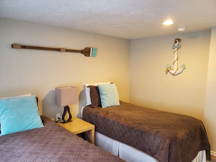 Спалня #3: две единични легла