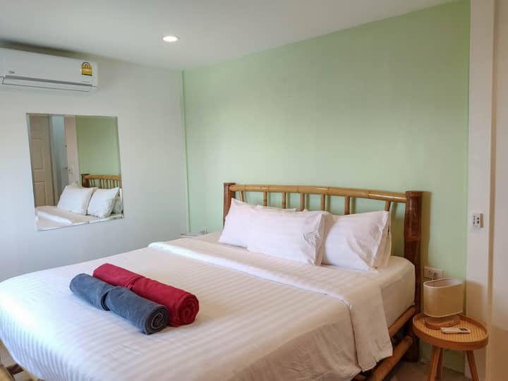 Spavaća soba ima roletne za zamračivanje za spavanje do kasno! 