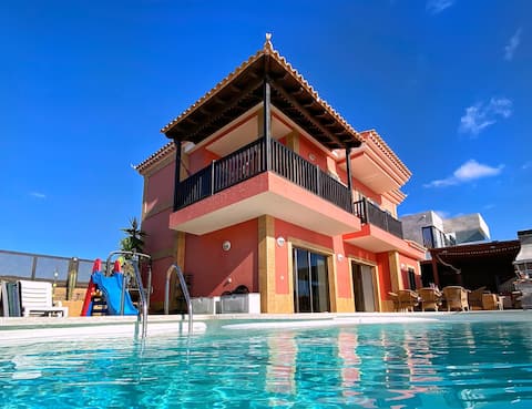 5* Luxury villa: Sea ​​view, jacuzzi & heated pool