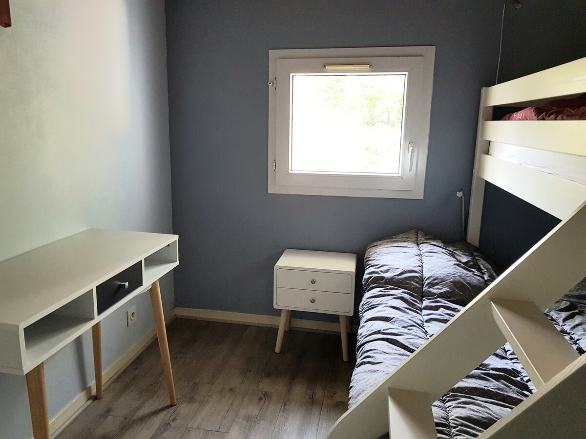 спална соба 2 со двоен кревет 140 x 190 и единечен кревет на спрат 90 x 190. Душек Bultex