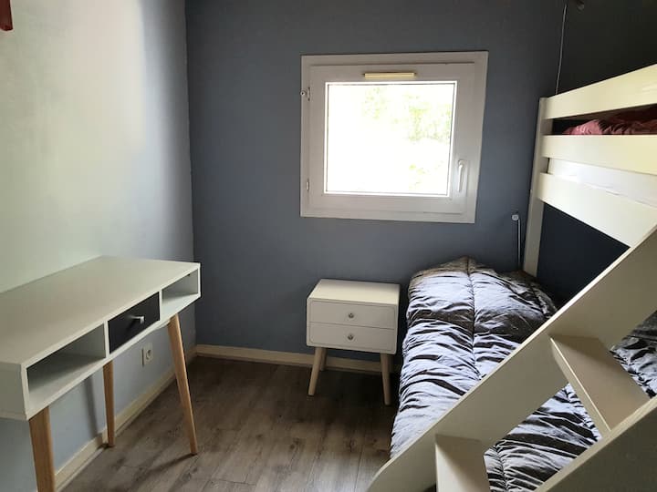 spavaća soba 2 s bračnim krevetom 140 x 190 i krevetom na kat 90 x 190. Bultex madrac