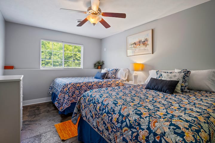 ห้องนอนชั้นล่างอีกห้องมีเตียงควีนไซส์ 2 เตียงและตู้เสื้อผ้า