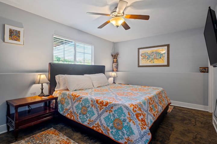 ห้องสวีทหลักเพิ่มเติมในชั้นล่างพร้อมเตียงคิงไซส์และห้องน้ำในตัว