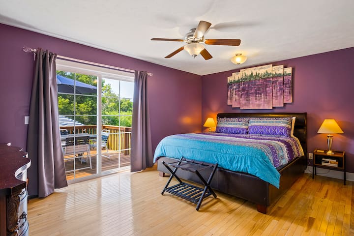 ห้องสวีทหลักที่ชั้นหลักมีทางเข้าดาดฟ้าเตียงคิงไซส์และห้องน้ำในตัว 