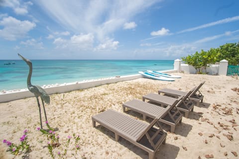 Simon's House - Beach Front Home, Grand Turk
