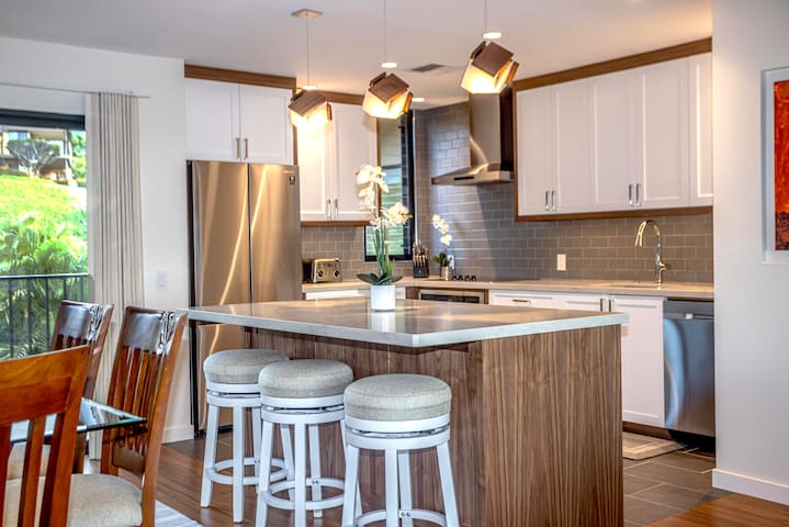 PURE ELEGANCE*OCEANVIEW Renovated Condo in WAILEA gallery image 2