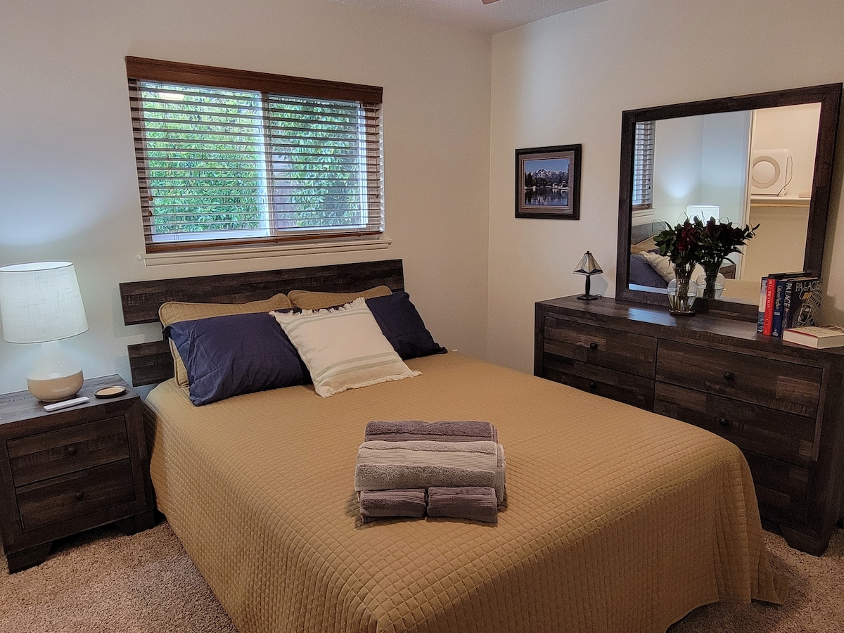 Dhoma e dytë e gjumit është e mobiluar me krevat dopio "queen", komodinë, komodinë dhe dollap. Pamje nga dritarja e kopshtit të pasmë.