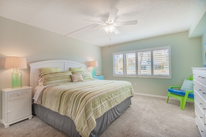 חדר שינה ראשי, מזרן קינג סייז חדש 1/24, מבחר כריות נוספות.