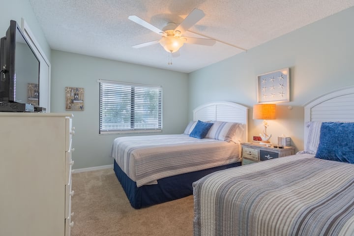 חדר שינה 2 כולל נוף לבריכה ומרוהט עם מיטת קווין סייז ומיטה זוגית.  מזרני Serta חדשים 1/24.