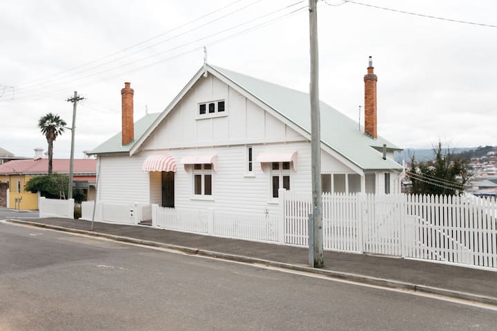 Harmony House – CBD, Heritage, Homey, Open fire!