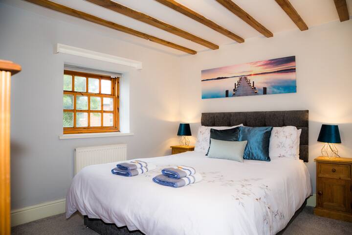 Dormitorio tamaño king con baño privado