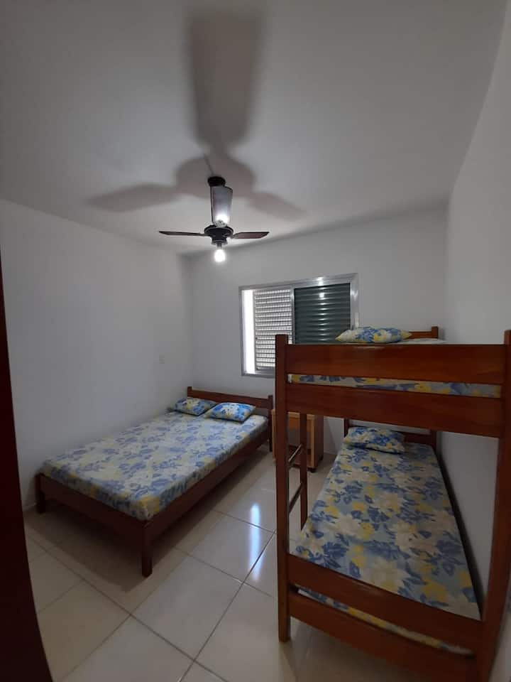 dormitorio más grande con 1 cama doble, 1 litera, armario, ventilador de techo.