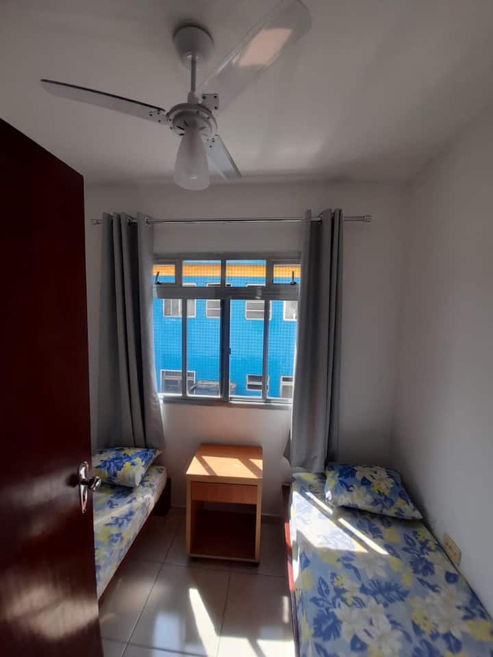 dormitorio más pequeño con 2 camas de una plaza, ventilador de techo.