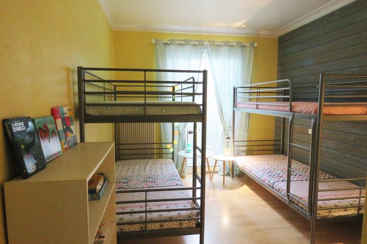 Children's room with two double beds + a pull-out bed (5 beds possible for children) + wardrobe