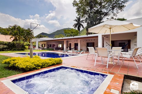 Charming TopSpot® with A/C in Entrepuentes, Apulo