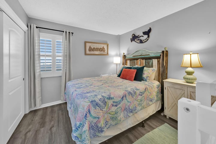 Schlafzimmer 2: Queensize-Bett, Etagenbetten in zwei Größen, Fernseher, Ganzkörperspiegel, Schrankaufbewahrung und Schubladenaufbewahrung im Schrank. 