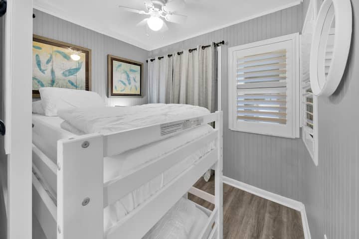 3. Schlafzimmer: zwei Etagenbetten, Abstellraum & Waschmaschine/Trockner im Schrank. 