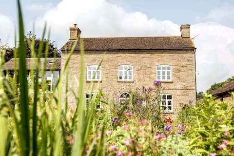 A magnificent farmhouse-near Hereford (sleeps 25)