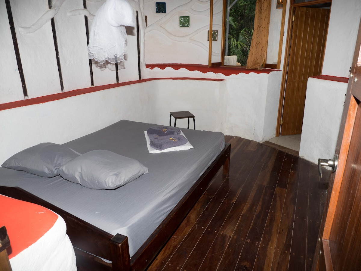 1 room with queensize-bed, 1 with bunkbed, 4 rooms with kingsize-beds