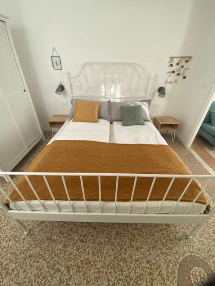 سرير غرفة خضراء
