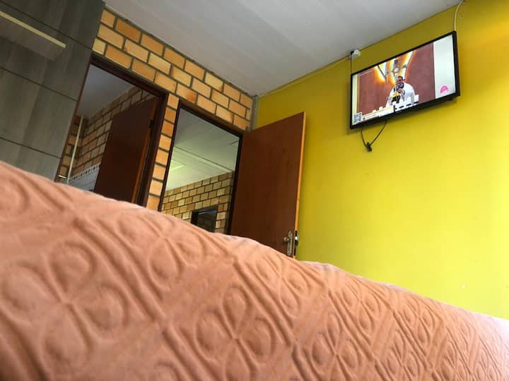 Notre suite, avec un balcon, un lit double confortable, une SÉPARATION et une télévision LED 32". Parfait !