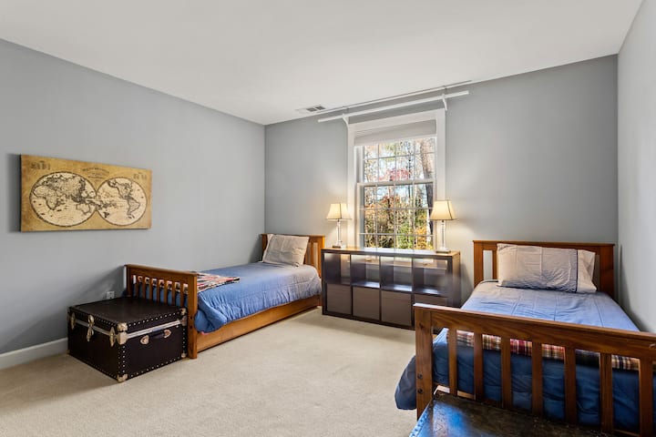 4号卧室配有2张单人床和1个脚轮。