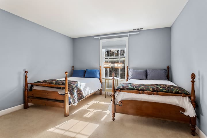 3号卧室配有双人床和标准双人床。