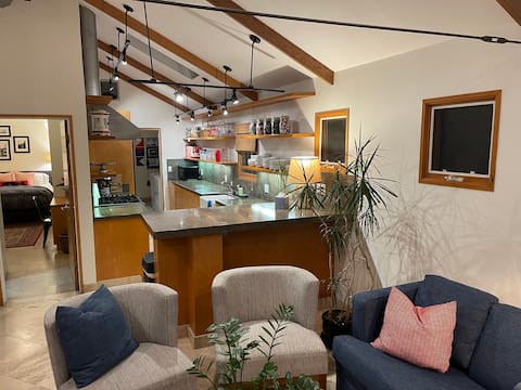 Top performing Airbnb: Charming beach home with AC: 350+ GREAT reviews! in Newport Beach