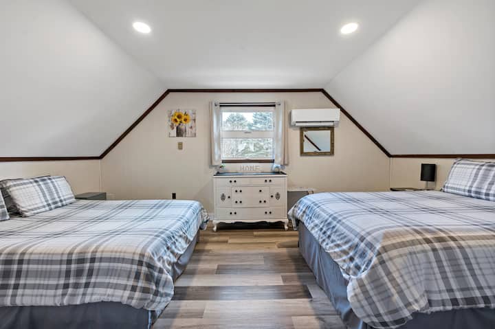  Queen's Corner: חדר שינה מס '4 בקומה השלישית עם שתי מיטות קווין בתוך עיצוב שקט.
