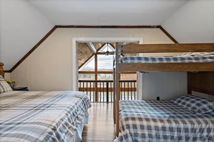  גן עדן לילדים: חדר שינה מס '5 בקומה השלישית כולל מיטת קווין סייז ומיטות קומתיים כיפיות.
