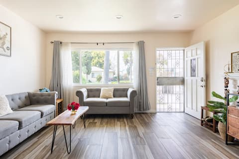 Newly Renovated Los Angeles Front House W/parking