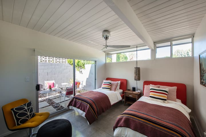 Ultra lux twin bedroom... clerestory windows and private garden.